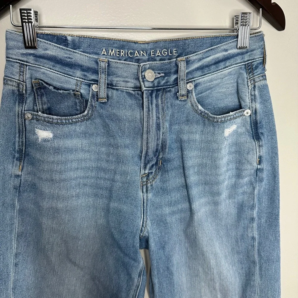 American Eagle‎ Outfitters Women's Mom Jeans Distressed Light Wash Size 4 Long
